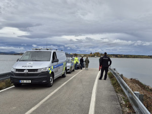 Z Lipna vytáhli auto s lidskými ostatky. Mohlo by jít o Rakušany pohřešované deset let