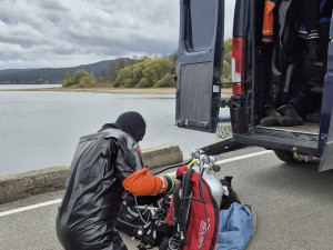 Z Lipna vytáhli auto s lidskými ostatky. Mohlo by jít o Rakušany pohřešované deset let