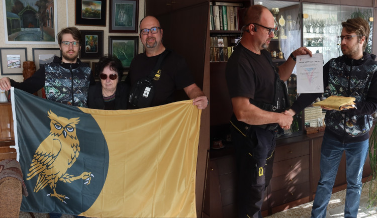 Oficiální a zcela unikátní vlajku získala darem slavná záchranná stanice živočichů