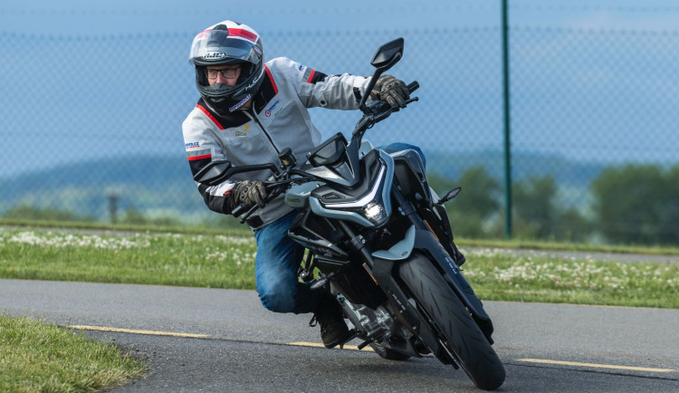 Motorkářů na silnicích neubylo. Riziko vážných nehod je na podzim vyšší