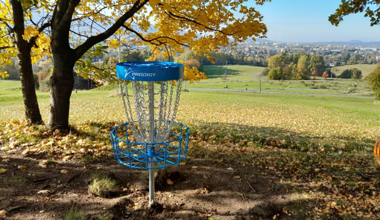 Discgolfové hřiště ve Vesci zkrásnělo, dostalo nové moderní koše