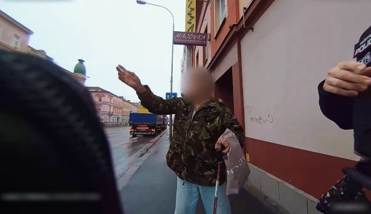 VIDEO: Zmatený muž ztratil auto i s manželkou a se psem