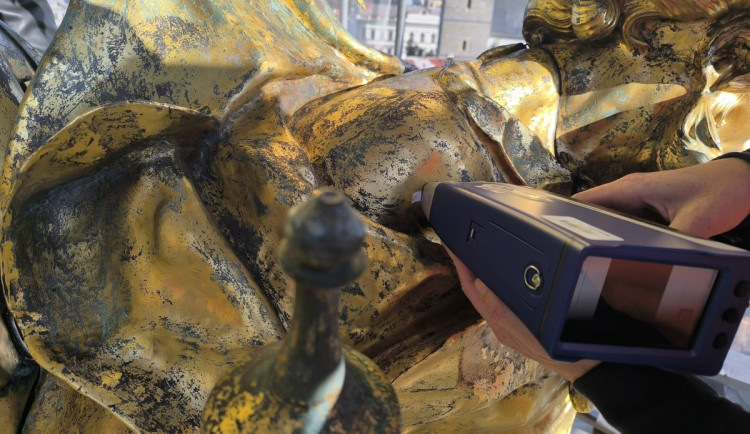 S opravou Sloupu Nejsvětější Trojice pomáhají i vědci. Zkoumají zlacené části