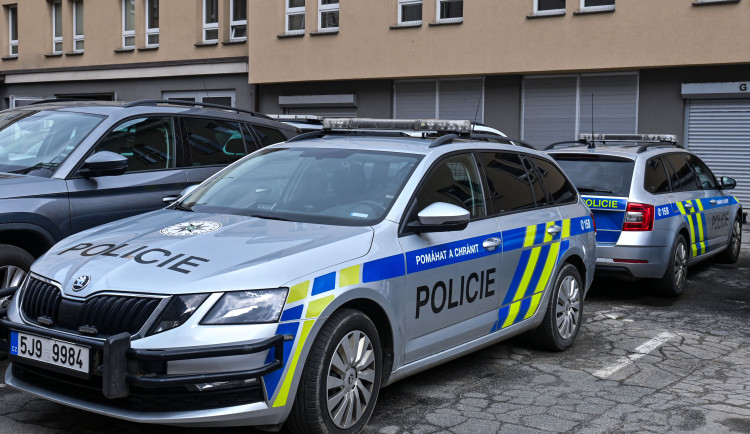 Z avie spadla naložená traverza, odštípnutý kus silnice trefil projíždějící dacii