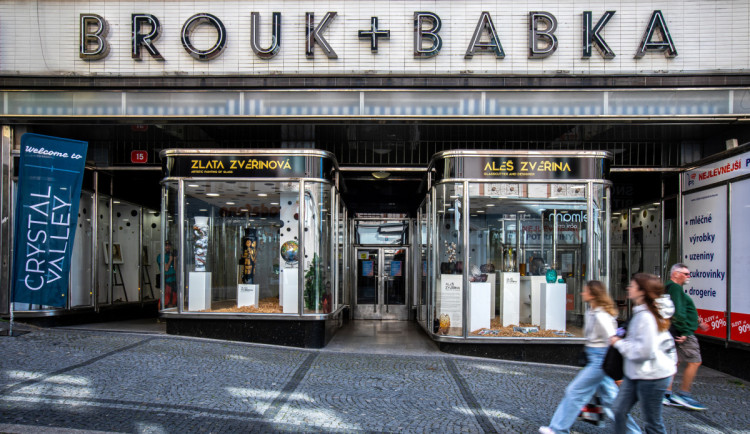 Designové skleněné objekty Zvěřinových zůstanou v Pražské do konce roku