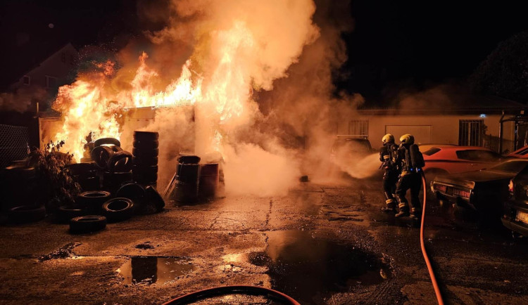 Zásahy hasičů o víkendu - požár haly s pneu v Liberci, na Semilsku záchrana psa