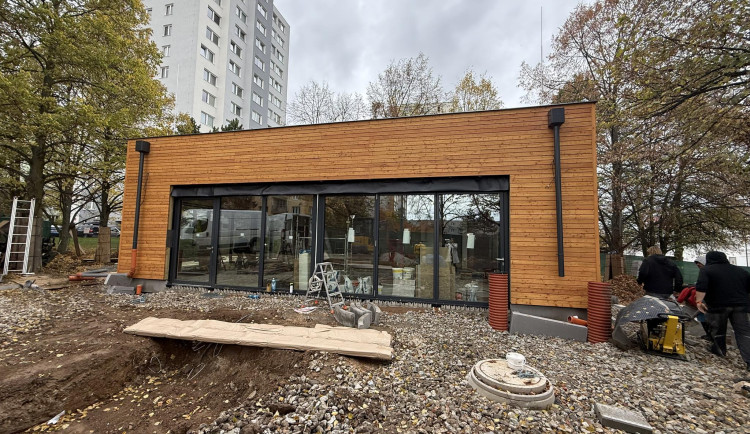 Nevzhledné a nevyužívané záchodky se mění v moderní kavárnu, obvod už má nájemce