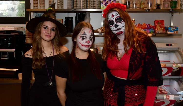 FOTOGALERIE: Strašidelné zoo praskalo ve švech, program dnes pokračuje světelnou show