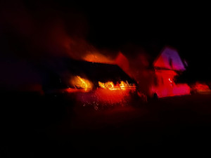 VIDEO: Stodolu plnou sena zachvátil požár. Rodinný dům hasiči uchránili