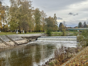 Budějovické řeky odhalují tajemství. Snížené hladiny obnažily kamenité břehy, sochu i Malý jez