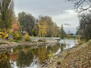 Řeky odhalují svá tajemství. Snížené hladiny obnažily kamenité břehy, sochu i Malý jez