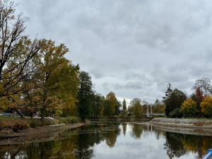 Budějovické řeky odhalují tajemství. Snížené hladiny obnažily kamenité břehy, sochu i Malý jez