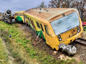 Na Táborsku vykolejil po srážce s náklaďákem vlak. Strojvedoucí je zraněný