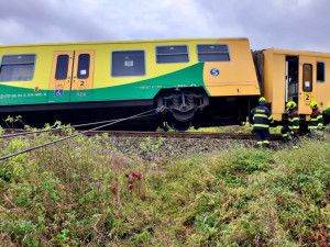 Na Táborsku vykolejil po srážce s náklaďákem vlak. Strojvedoucí je zraněný