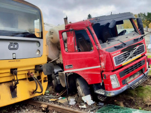 Na Táborsku vykolejil po srážce s náklaďákem vlak. Strojvedoucí je zraněný