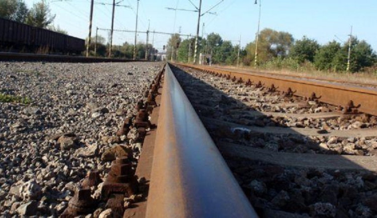 Provoz na trati z Prahy do Českých Budějovic stojí, vlak projel návěstidlo