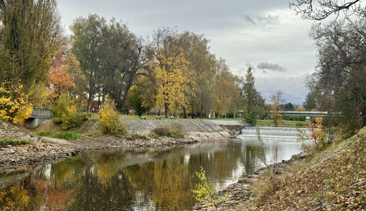 Budějovické řeky odhalují tajemství. Snížené hladiny obnažily kamenité břehy, sochu i Malý jez