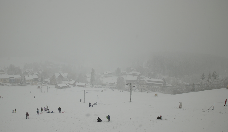 Šumavu zasype až 20 centimetrů sněhu, děti už vzaly sjezdovky útokem