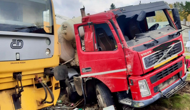 Na Táborsku vykolejil po srážce s náklaďákem vlak. Strojvedoucí je zraněný