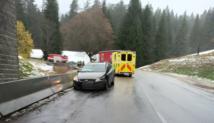 U Kubovy Hutě se střetlo osobní a nákladní auto, silnice je uzavřená