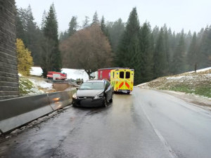 Silnici u Kubovy Hutě zcela zablokovala nehoda osobního a nákladního automobilu