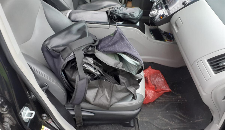 Celníci na Liberecku zastavili auto. Polák vezl kilo pervitinu, hrozí mu deset let