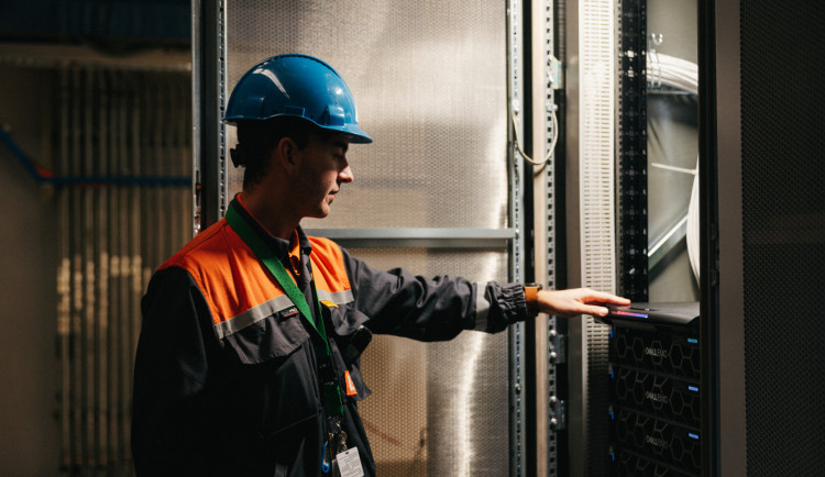 Původně servisoval kola, teď se stará o řídicí systémy největší české elektrárny