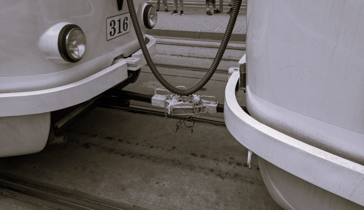 Mladíka usmýkala tramvaj k smrti. Řidičku čeká soud, hrozí jí až tři roky ve vězení