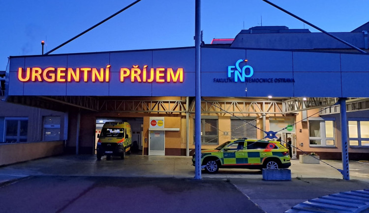 Muž spadl z výšky deseti metrů, záchranáři ho resuscitovali při příjezdu na urgent