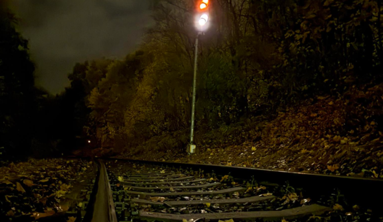 Muže v bezvědomí odtáhli strážníci z kolejí, za chvíli jel vlak. Našli ho náhodou