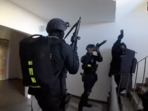 Muž se samopalem vyhrožoval, že se zastřelí. Podezřelého zadržela policie