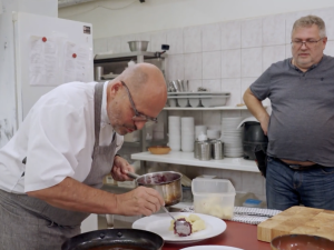 Aby nás Pohlreich nepřekvapil, šmírovali jsme ho na sítích, vzpomínají v Letovském statku