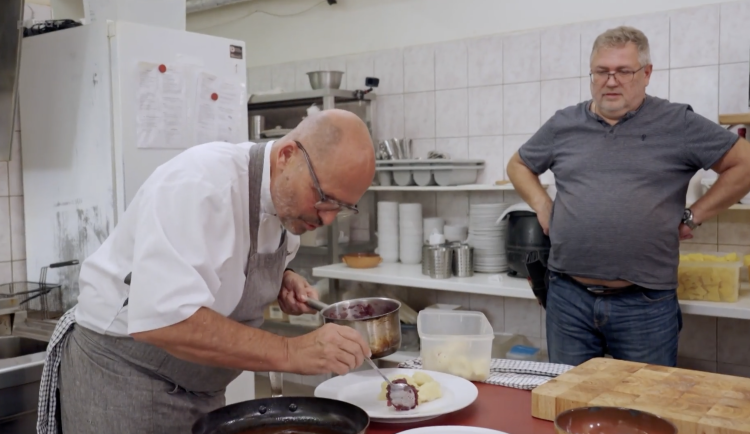 Aby nás Pohlreich nepřekvapil, šmírovali jsme ho na sítích, vzpomínají na natáčení Ano, šéfe v Letovském statku