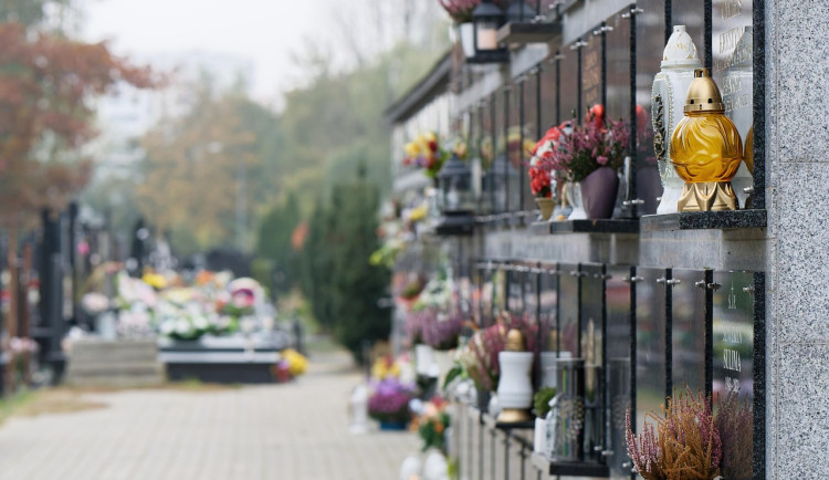 Sourozenci se neshodnou, kde uložit ostatky matky. Řešení hledají u ombudsmana