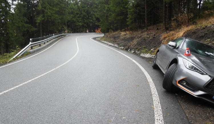 Luxusní vůz skončil po smyku v příkopě, škoda na něm je vyčíslena na 450 tisíc
