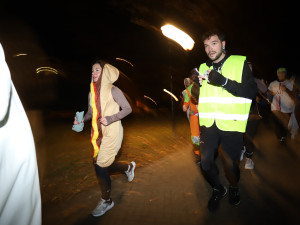 V Budějovicích se běžel Halloween! Ulice zaplnili běžci v maskách i pes převlečený za ovečku