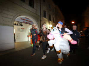 V Budějovicích se běžel Halloween! Ulice zaplnili běžci v maskách i pes převlečený za ovečku