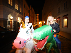 V Budějovicích se běžel Halloween! Ulice zaplnili běžci v maskách i pes převlečený za ovečku