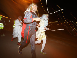 V Budějovicích se běžel Halloween! Ulice zaplnili běžci v maskách i pes převlečený za ovečku