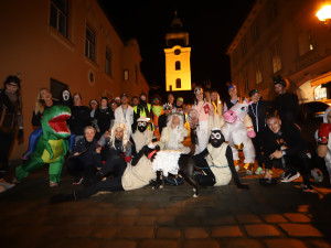 V Budějcích se běžel Halloween. Centrum zaplnili běžci v maskách i pes převlečený za ovečku