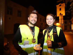 V Budějovicích se běžel Halloween! Ulice zaplnili běžci v maskách i pes převlečený za ovečku