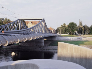 Sedmadvacet let nad Vltavou. Budějovický Dlouhý most oslavil narozeniny