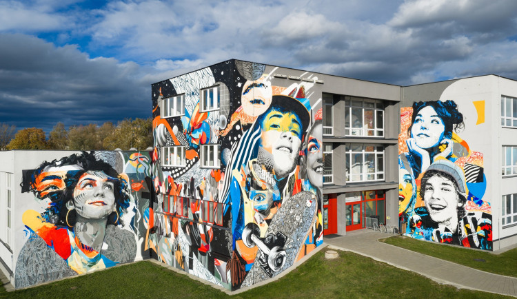 Umělec Khoma opět kouzlil. Nový mural oživil fasádu karvinské školy