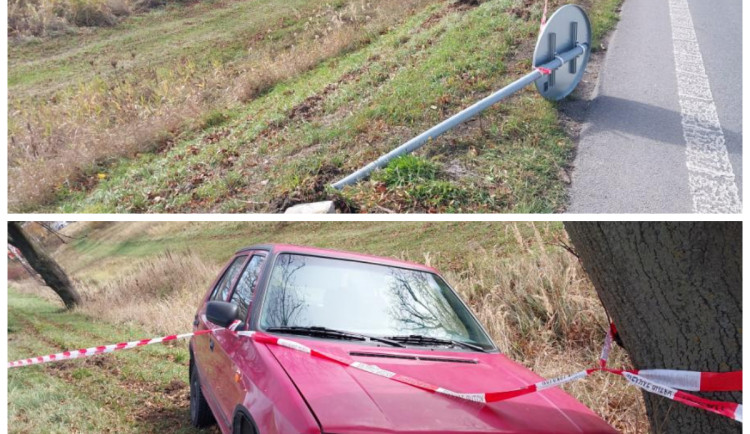V Hosově boural dvaaosmdesátiletý řidič. Byl nepozorný, narazil do značky a stromu