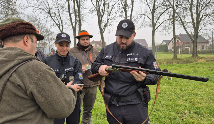 Myslivce na Jihlavsku navštívili policisté. Kontrolovali zbraně i případný alkohol