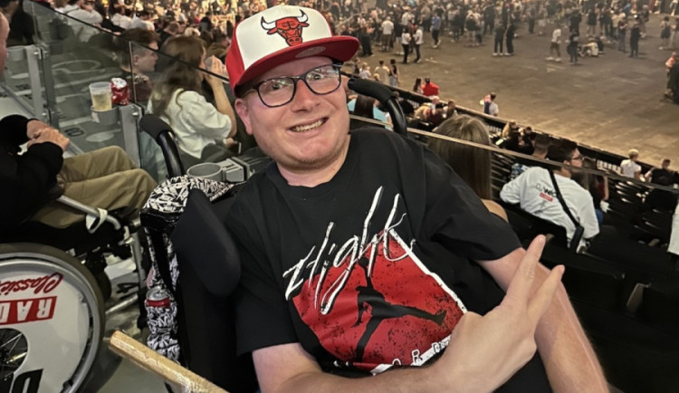 Nemoc mění Petra postupně v kámen. Nyní žádá člen kapely The Tap Tap o pomoc