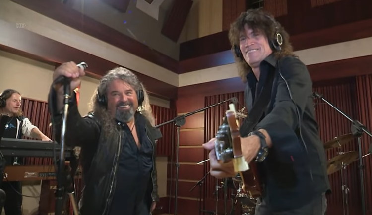 Kytarista legendárních Kiss složil píseň pro české Turbo. Má k tomu osobní důvody