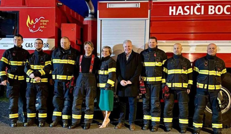 Bochov získal nová vozidla pro hasiče a seniory