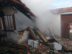 Výbuch propanbutanu vyrazil okna a zbořil stěnu. Pro zraněného letěl vrtulník