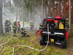 Do nepřístupného lesa vyrazili hasiči se speciálním vozítkem